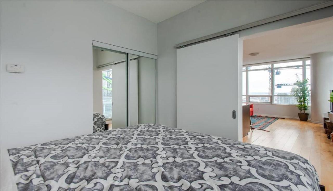 Toronto Downtown Core Two Bedroom Condo With Cn Tower View, Free Parking Exterior photo